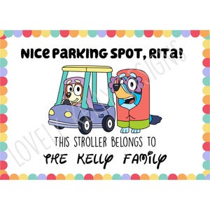 Op de afbeelding: Een kleurrijk bord met de tekst "NICE PARKING SPOT, RITA!" en "THIS STROLLER BELONGS TO THE KELLY FAMILY." De afbeelding toont stripfiguren in een blauwe auto en een personage in een rode hoodie. De rand is versierd met kleurrijke vormen.