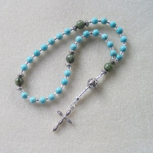 Pocket Anglicaanse Rozenkrans – Kleiner, Pocket Size gemaakt van Magnesiet, Moss Agaat, Verzilverde filigraan roundels, en delicate &quot;Lady&quot; Cross