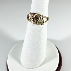 Vintage 10k Black Hills Gold Landstrom’s Ring Women&#39;s Wedding Band Anniversary Yellow Rose Green Grape Leaf Size 5.5