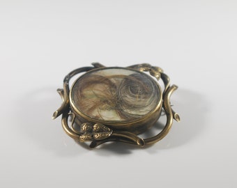 Antique Victorian Mourning Hair Locket Brooch Unusual Design Oval Floral Edge Goldtone Pinchbeck Glass