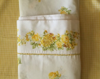 Vintage twin bed sheet set white with yellow roses