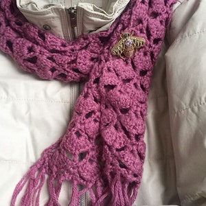 Crochet an openwork scarf on a pattern. Instruction in English in PDF format.