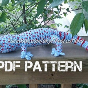 Op de afbeelding: Haakpatroon voor een blauwe en rode gekko met rode strepen op de staart. Het patroon is beschikbaar als PDF-download.  PDF PATTERN.