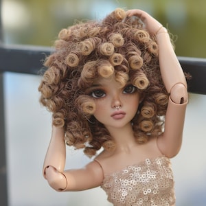 VORBESTELLUNG Maßgeschneiderte Perücke für BJD Minifee 1/4 Puppen- &quot;Tan CAPS&quot; 6-7 &quot;Kopfgröße von Bjd, Msd, Boneka, Fairyland Minifee Puppen Boho Curls Ombre
