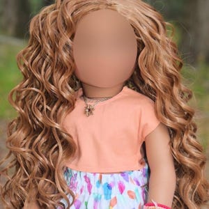 K&ouml;nnte beinhalten: Eine Puppe mit langem, welligem, hellbraunem Haar tr&auml;gt ein pfirsichfarbenes kurz&auml;rmeliges bauchfreies Oberteil und einen wei&szlig;en Rock mit einem bunten abstrakten Pinselstrichmuster. Die Puppe tr&auml;gt eine silberfarbene Blumenkette.