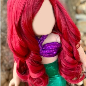 Puede incluir: Una peluca roja con el pelo largo y rizado. La peluca est&aacute; peinada con raya en medio y tiene una ligera onda en el pelo. La peluca es perfecta para un disfraz de sirena.