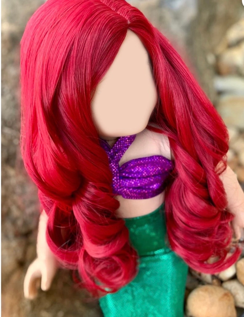 Puede incluir: Una peluca roja con el pelo largo y rizado. La peluca est&aacute; peinada con raya en medio y tiene una ligera onda en el pelo. La peluca es perfecta para un disfraz de sirena.