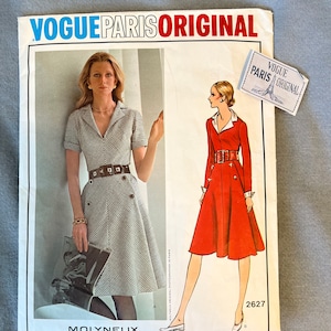 Puede incluir: Patrón de costura vintage Vogue Paris Original número 2627 para un vestido de Molyneux. El patrón presenta dos modelos que llevan diferentes versiones del vestido, uno en tela a rayas y el otro en tela roja lisa.