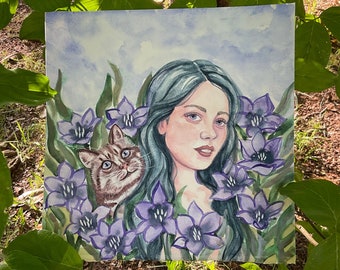 Tabby und Mädchen in Blumen, aquarellierte Blumen, glücklich, ruhige Kunst, handgemachtes Geschenk, Pastellblau, Lavendel, grün