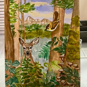 Könnte beinhalten: Aquarellgemälde eines Rehs in einer Waldlandschaft. Das Reh ist braun mit weißen Flecken und schaut nach rechts. Im Hintergrund befinden sich grüne Bäume und Pflanzen sowie ein kleiner Vogel, der auf einem Ast sitzt.