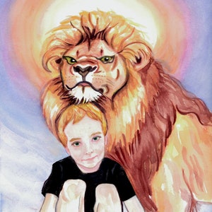 Peut inclure: Une peinture à l'aquarelle d'un jeune garçon assis avec un grand lion. Le lion a une crinière de fourrure brune et dorée et regarde directement le spectateur. Le garçon porte une chemise noire et a les cheveux roux. L'arrière-plan est un doux violet et rose.