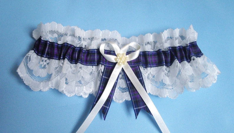 Pride of Scotland tartan bruiloft bruidskousenband. Wit of ivoorkleurig kant. Standaard en plus size. afbeelding 1