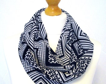 Zwart-witte zigzag-infinity-sjaal met luskapsjaal
