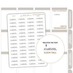 Peut inclure: Une planche d'autocollants transparents mats avec le mot custom. écrit dans une police machine à écrire. La planche comprend des boîtes de 3,8 cm de large, avec des autocollants de 0,5 cm de haut. La taille totale est de 8,6 cm par 12,1 cm.