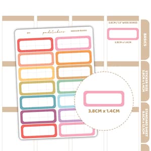 Pode incluir: Uma folha de autocolantes para planeador com molduras retangulares em várias cores: vermelho, rosa, laranja, amarelo, verde, azul, roxo e rosa. Cada autocolante mede 3,8 cm de largura e 1,4 cm de altura. Inclui também o texto "pondstickers" e "MEDIUM BOXES".