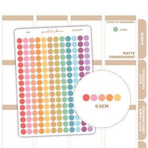 Op de afbeelding: Een vel met kleine stipstickers in verschillende kleuren, waaronder rood, roze, oranje, geel, groen, blauw en paars. De stickers hebben een diameter van 0,5 cm en zijn mat en transparant. Het vel is 8,6 cm x 12,1 cm groot.