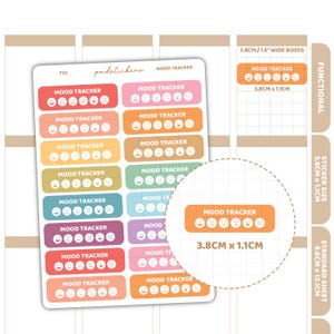 Puede incluir: Una hoja de pegatinas de seguimiento del estado de ánimo con el texto "MOOD TRACKER" y caras sonrientes. Las pegatinas son rectangulares, de varios colores y miden 3,8 cm x 1,1 cm.