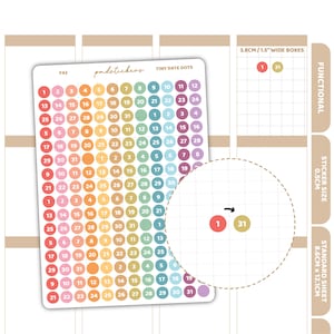 Op de afbeelding: Een vel met kleurrijke kleine datumstippen stickers. Elke sticker is een genummerde cirkel, variërend van 1 tot 31, in een regenboog van kleuren. De vellen bevatten een close-up van twee stickers en de afmetingen zijn 3,8 cm breed.
