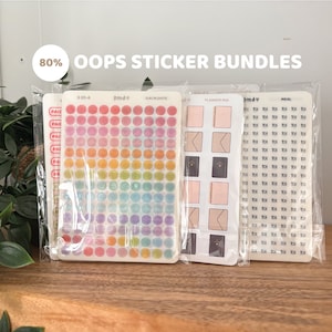 Könnte beinhalten: Mehrere Sticker-Bundles in Klarsichtverpackungen werden gezeigt. Eines zeigt bunte Punktaufkleber, ein anderes Planer-Themenaufkleber und ein drittes Aufkleber zum Thema Mahlzeiten. Der Text "80% OOPS STICKER BUNDLES" ist sichtbar.