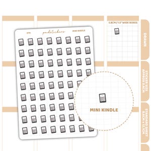 Puede incluir: Una hoja de pegatinas con mini lectores electrónicos Kindle. Las pegatinas son en blanco y negro, con forma rectangular. La hoja también incluye el texto "Mini Kindle" y "pondstickers". El tamaño de la pegatina es de aproximadamente 0,8 cm.