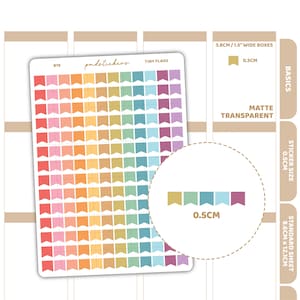 Puede incluir: Una hoja de pegatinas de pequeñas banderas de colores pastel. Las pegatinas miden 0,5 cm y son mate y transparentes. La hoja también incluye el texto "Tiny Flags" y "pondstickers".