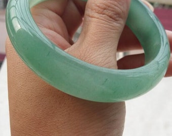 Pulseras de jade natural Tanglin, brazalete redondo verde claro tallado a mano genuino [diámetro interior: 58 mm]