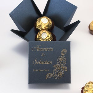 50 Dunkelblaue Gastgeschenkboxen - Personalisiert, Paarnamen, Hochzeitsdatum - Hochzeit Rosen Logo Print - Kleine Geschenkboxen mit Deckel