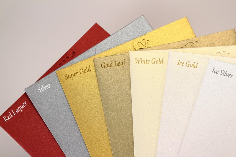 K&ouml;nnte beinhalten: Eine Auswahl an Kartonmustern in verschiedenen Farben und Ausf&uuml;hrungen, darunter Rotlack, Silber, Supergold, Blattgold, Wei&szlig;gold, Eisgold und Eissilber.