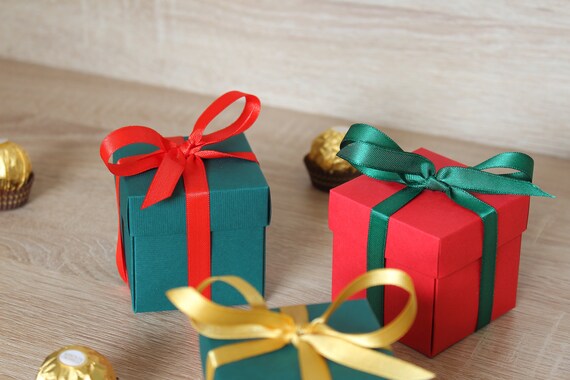 Christmas Gift Boxes With Lids, 7 Pack Gift Boxesand Ribbon Christmas Themed Pattern Small Gift Boxes Christmas Presents Gifts Easy Assemble