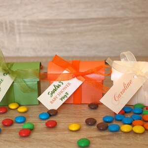 Juego de 12 cajas de regalo pequeñas personalizadas con cinta, color verde, naranja y coral.