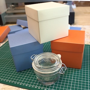 25 cajas de regalo con tapa, cajas de regalo de lujo de 4 x 4 para regalos de boda, regalos de fiesta, 2 cajas para cupcakes, cartón brillante en varios colores