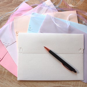 Luxe parelmoeren enveloppen, 100 stuks C5-enveloppen voor A5-huwelijksuitnodiging, grote 6 x 9 parelgeurenveloppen wit roze blauw lila koraal
