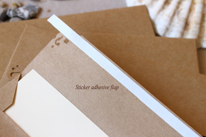 Puede incluir: Un sobre de papel marr&oacute;n con una solapa adhesiva blanca. El sobre tiene un dise&ntilde;o decorativo de corte en la parte delantera.