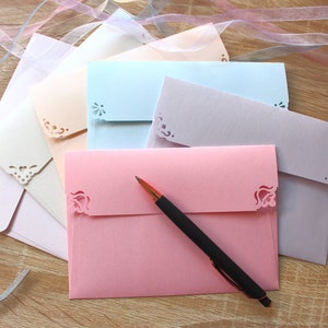 Sobres de boda de lujo (100 unidades). Tamaño C6, aptos para tarjetas/invitaciones A6, sobres para fotos de 4x6, sobres en colores pastel y sobres de papel perlado.