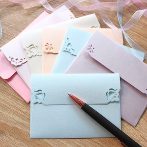 Mini enveloppes faites main avec inserts - 100 enveloppes en papier scintillant et cartes de correspondance vierges, enveloppes de couleur pastel rose bleu lilas corail