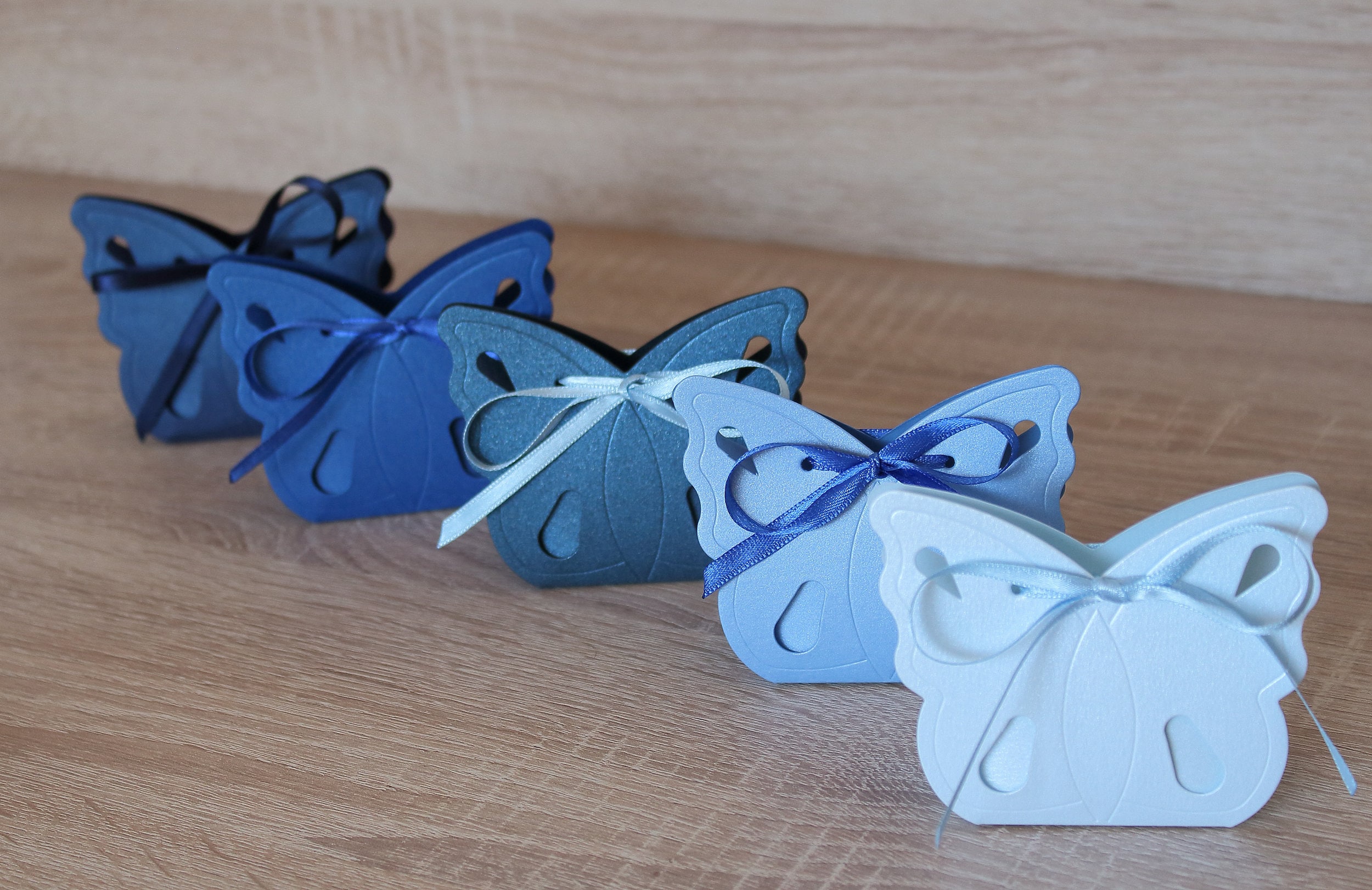 50 Stück Schmetterlings-Geschenkboxen Mit Bändern – 5x5x8 Cm | Für Hochzeit, Geburtstag, Party & Süßigkeiten