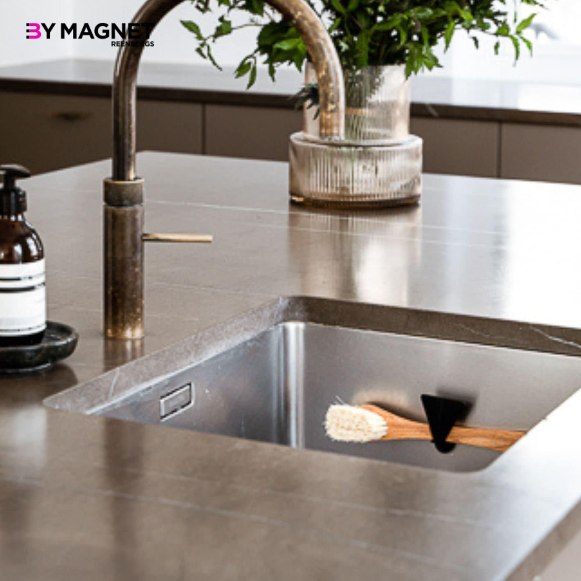 Magnetic Soap Dispensing Dish Brush & In-Sink Holder – Tovolo