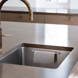 idea genial: Rail magnético para bayeta para fregaderos