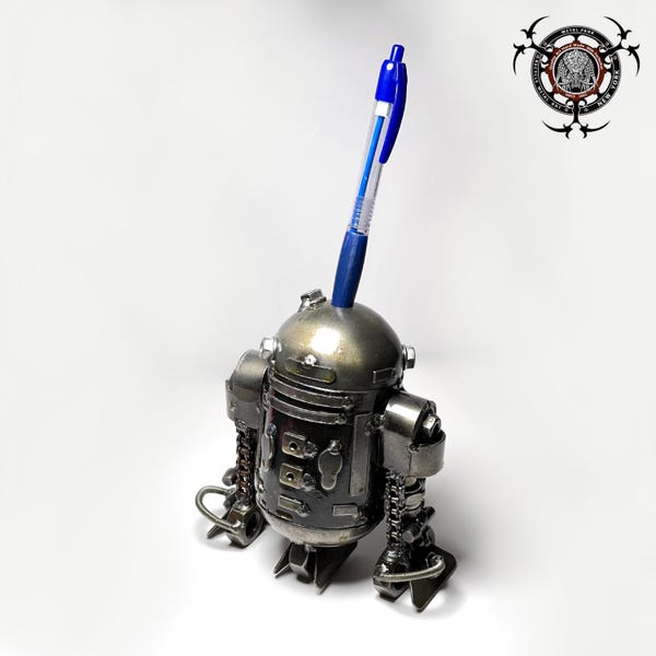 Portalápices inspirado en R2-D2 - Piezas de motocicleta de desecho estilo steampunk, arte de escritorio de metal hecho a mano