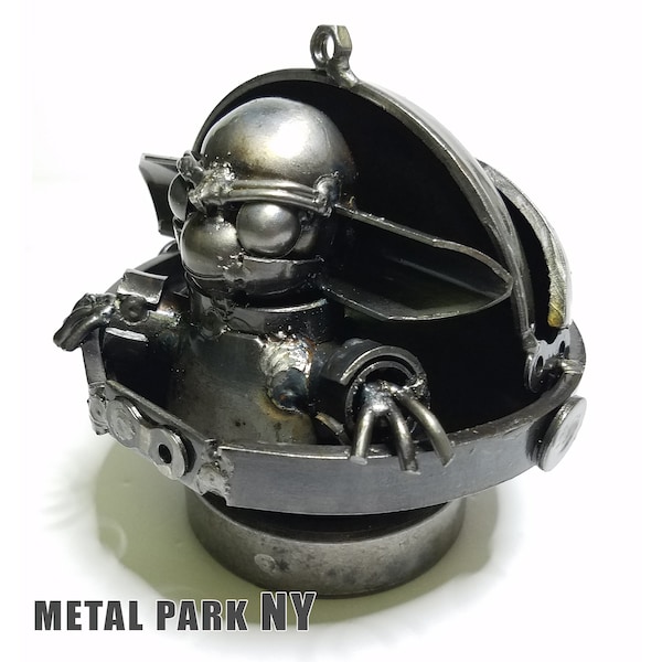 Escultura de metal de desecho inspirada en un niño: arte hecho a mano con piezas de motocicleta recicladas