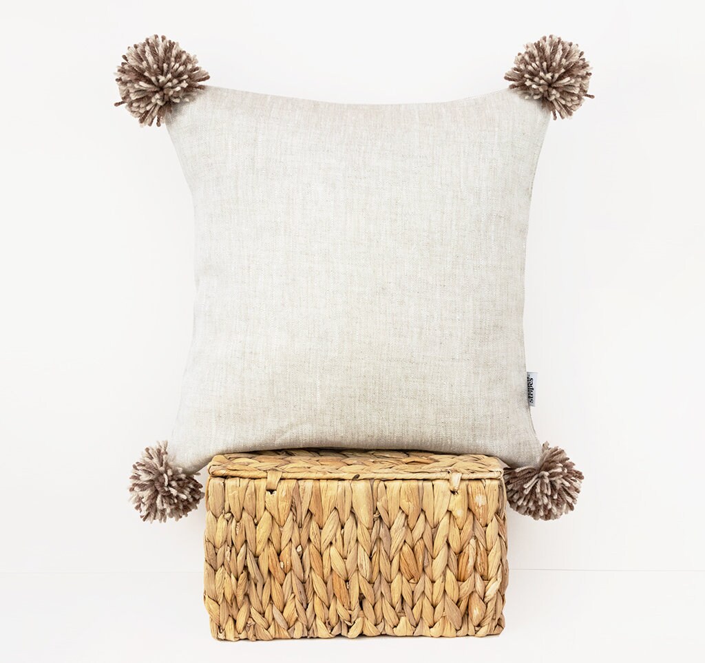 Couverture d'oreiller en Lin Naturel avec Pompons de Laine Brune. Décor d'automne. Couverture Coussi