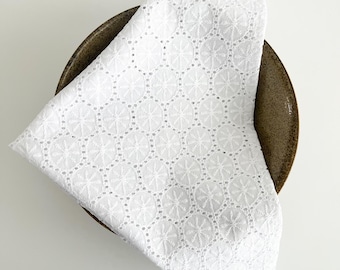 Broderie Anglaise Napkins Circle Pattern, White Broderie Napkin, White Cloth Napkins Wedding, Elegant Dinner Napkins, White Cotton Napkins
