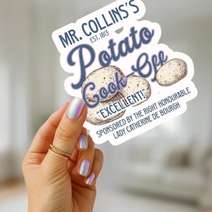 Puede incluir: Una pegatina con el texto "MR. COLLINS'S Potato Cook Off" con ilustraciones de patatas. La pegatina también incluye el texto "EXCELLENT!" y "SPONSORED BY THE RIGHT HONOURABLE LADY CATHERINE DE BOURGH".