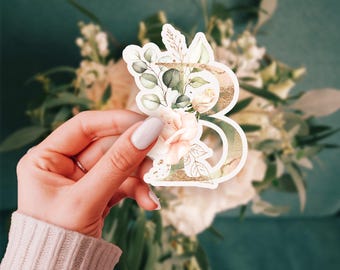 Guldfärgad blommig bokstav B-klistermärke: Elegant blush monogram vinyldekal