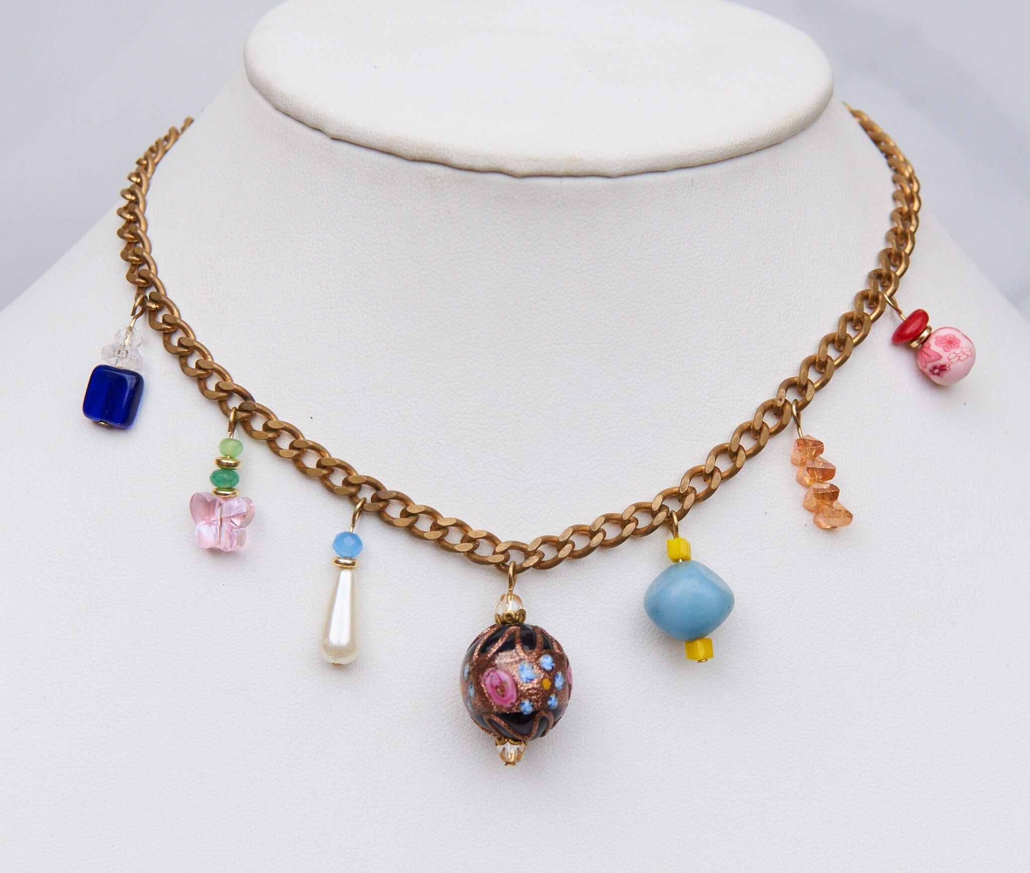 Lot De Colliers Perles Sautoir Avec Gourmette Et Breloques - Belle Occasion, Bon état, Style Vintage