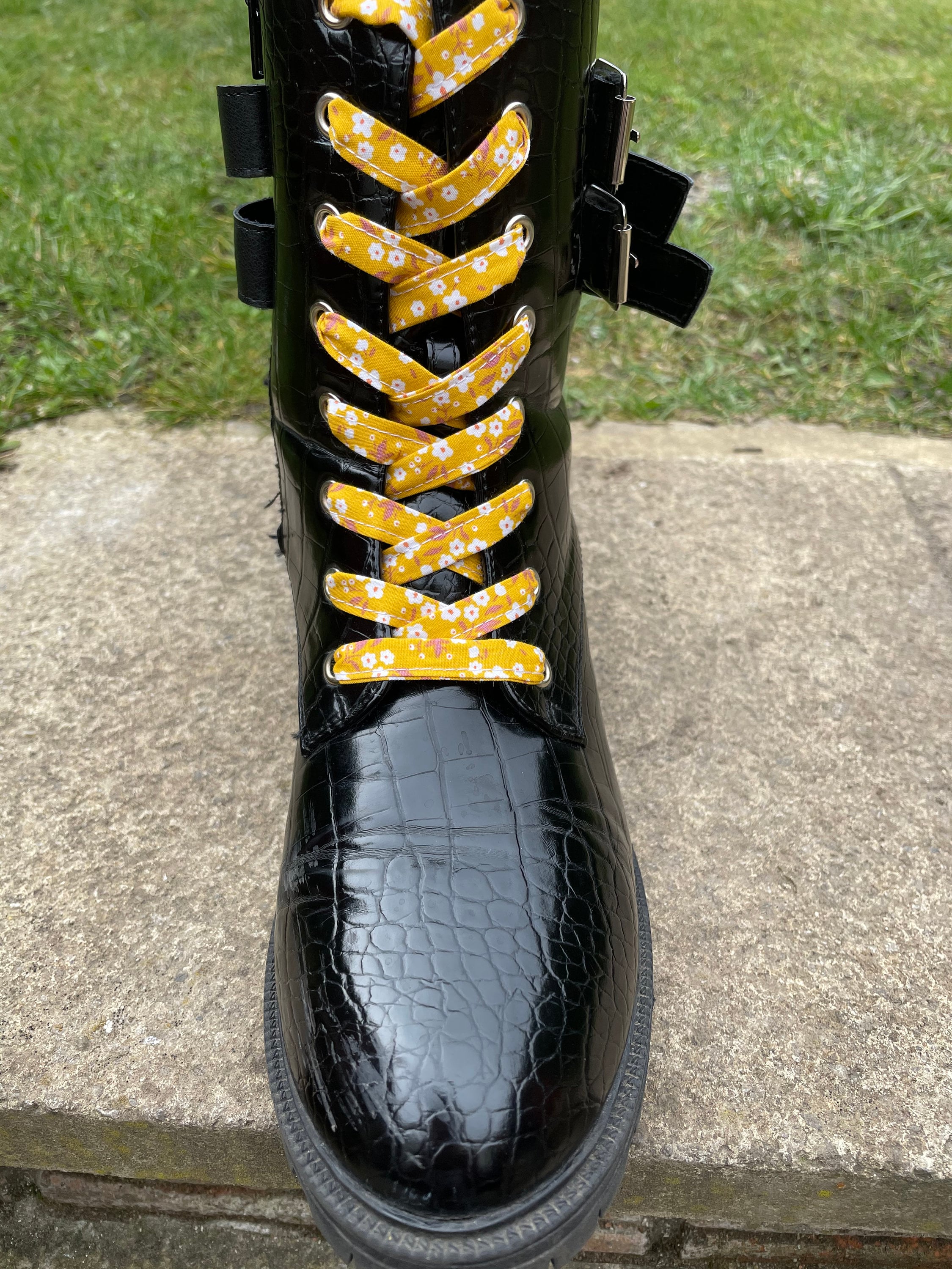 Mustard shoelace deals