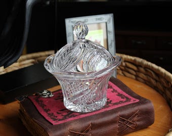 Precioso tarro de cristal tallado vintage con tapa, bombonera vintage, sal de baño decorativa, tarro de cristal checo para decoración del hogar, elegante tarro de cristal para tocador de baño.