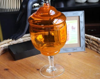 Pote de vidro vintage laranja com tampa da Empoli, ideal para doces, sais de banho e outros itens de decoração para casa. Perfeito para guardar utensílios de cozinha vintage.