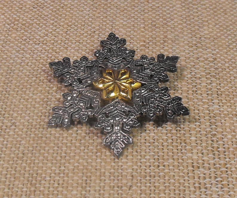 Winter Christmas Season Womens Jewelry Free Shipping Vintage Silver and Gold Tone Snowflake Style Brooch Pin