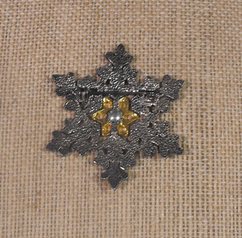 Winter Christmas Season Womens Jewelry Free Shipping Vintage Silver and Gold Tone Snowflake Style Brooch Pin
